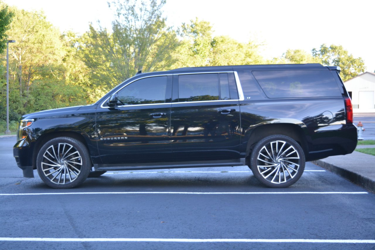 2017 Chevrolet Suburban LT photo 5
