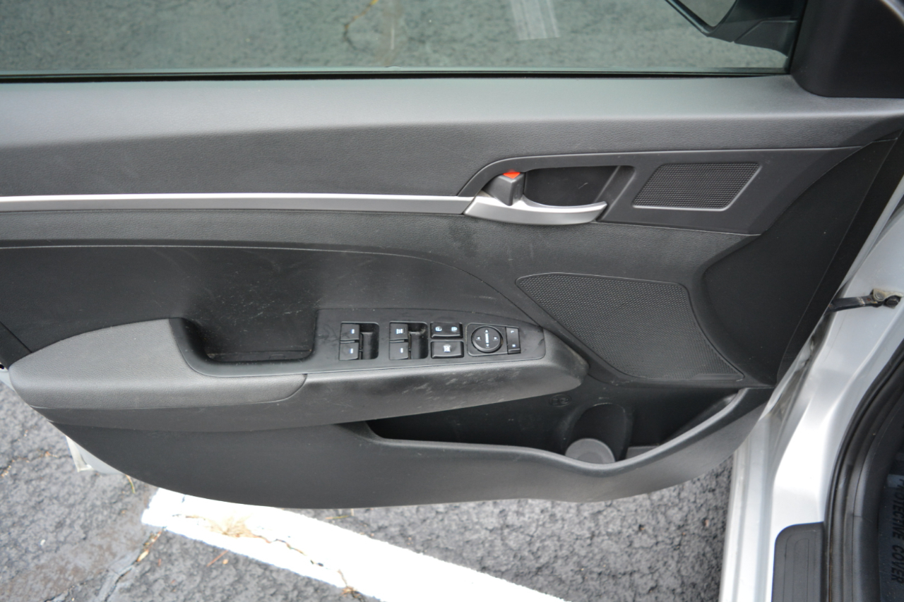 Hyundai Elantra SE 6AT 2019