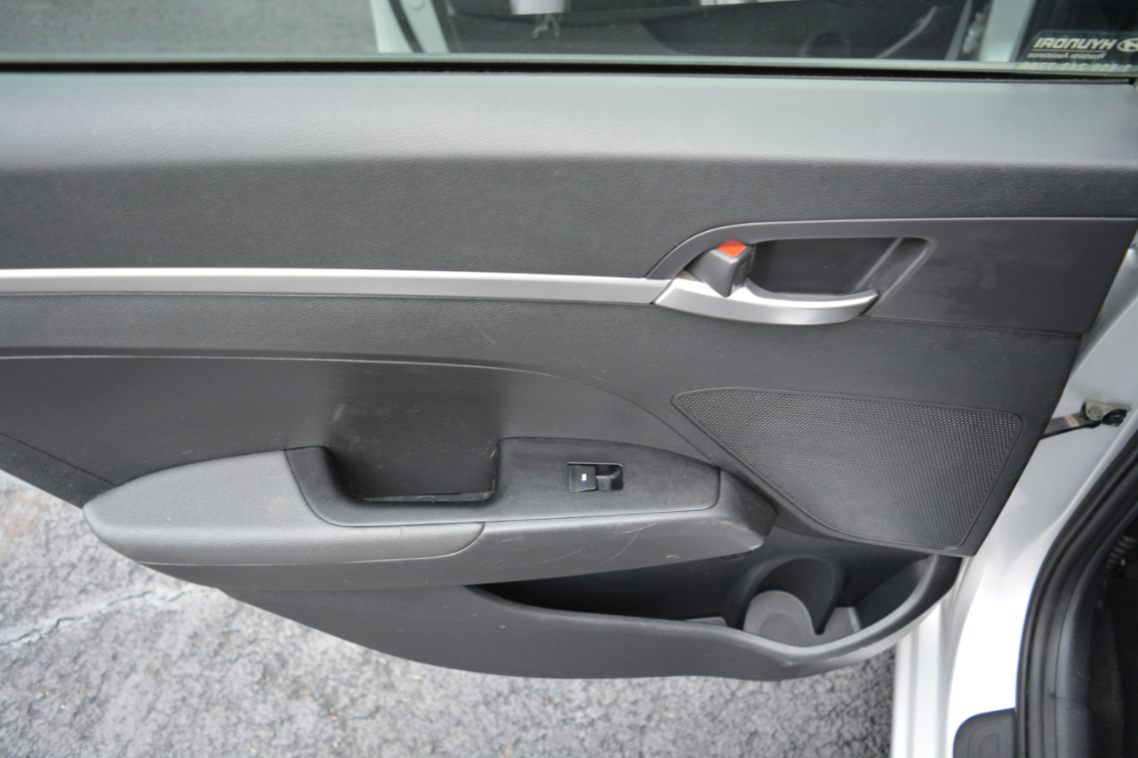 Hyundai Elantra SE 6AT 2019