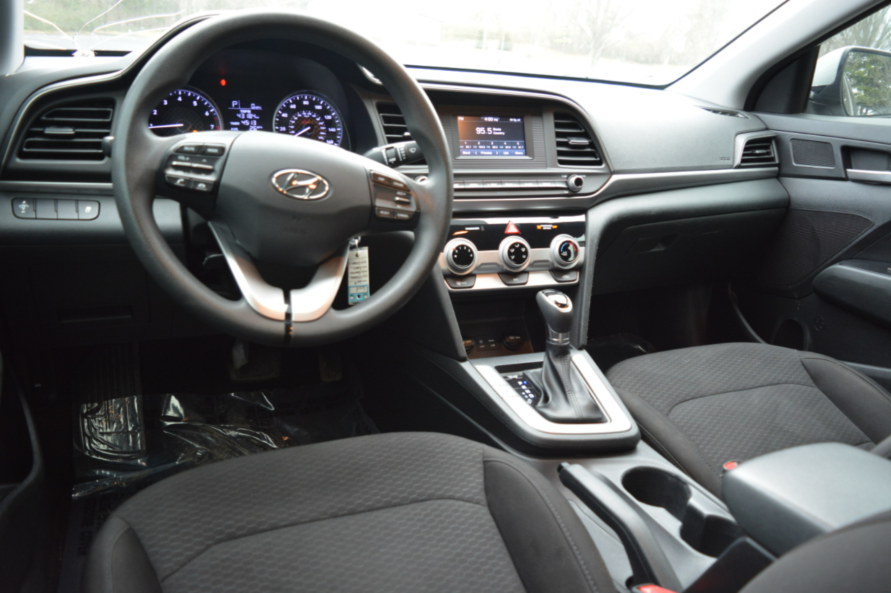 Hyundai Elantra SE 6AT 2019