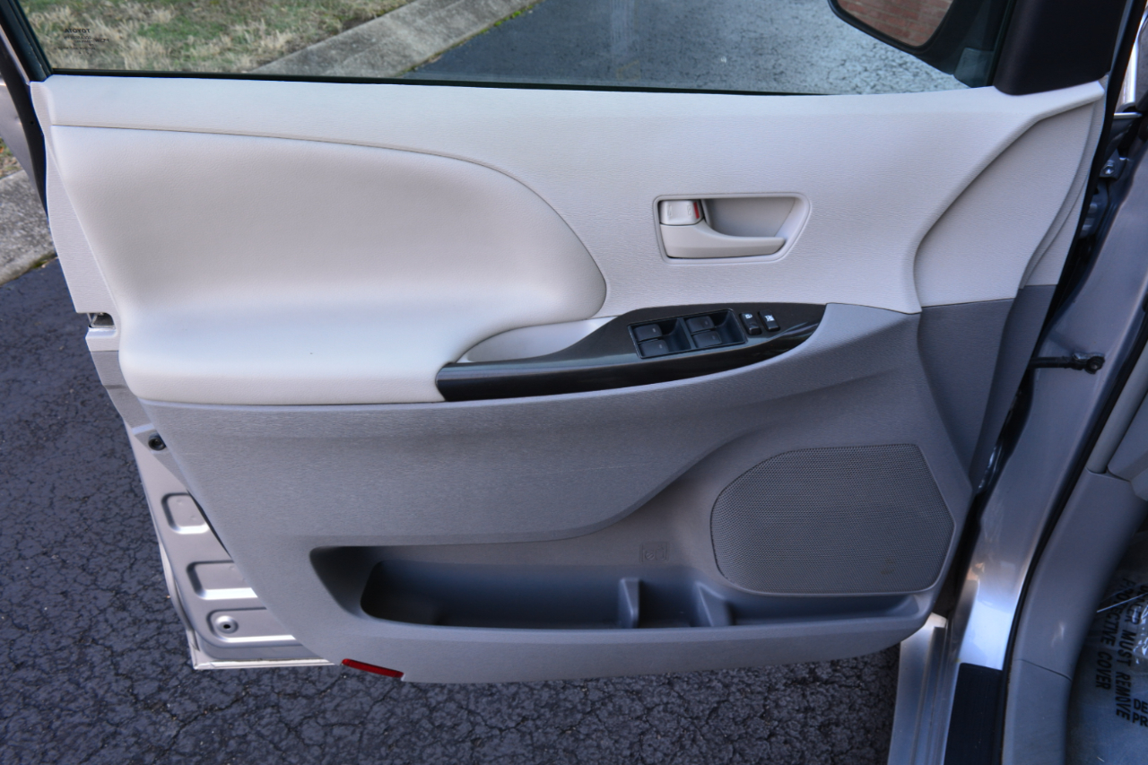 Toyota Sienna LE FWD 8-Passenger V6 2013