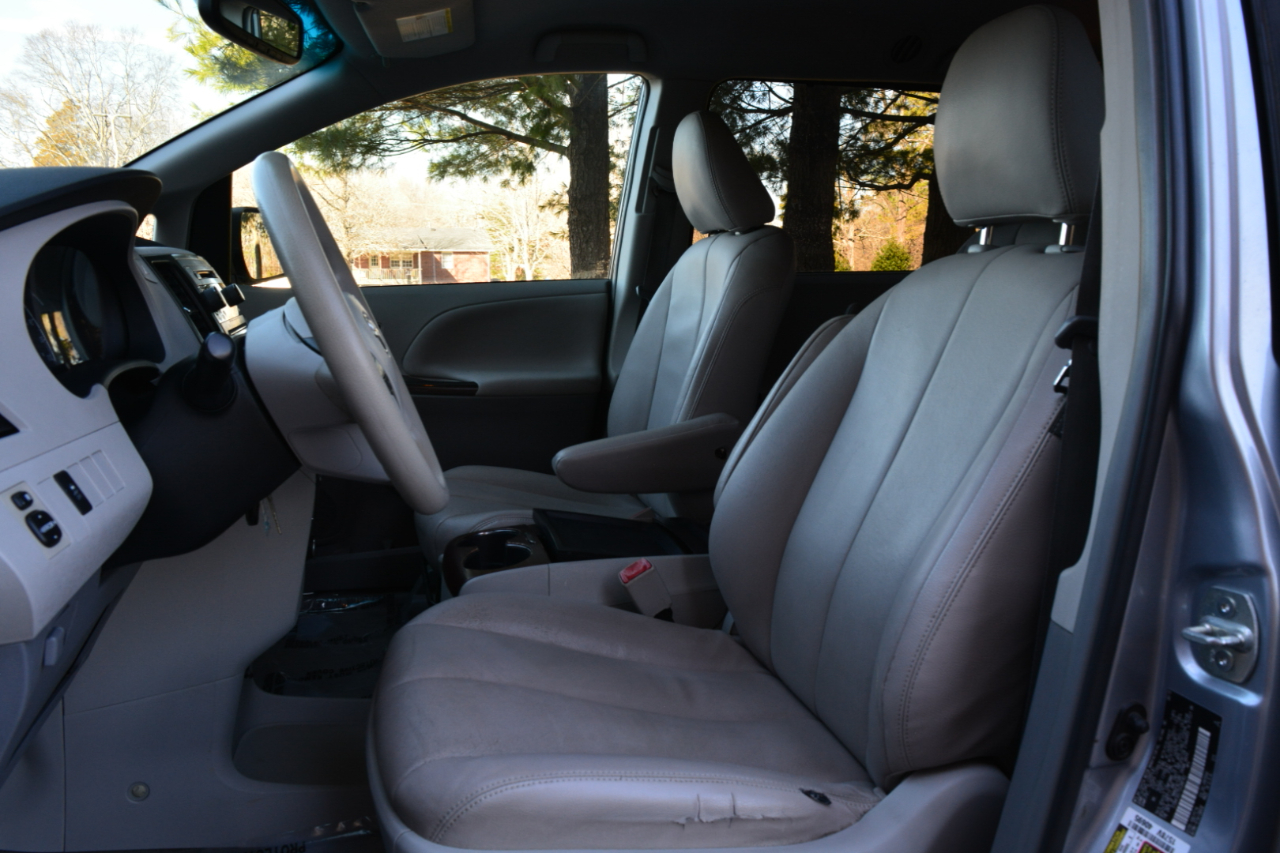 Toyota Sienna LE FWD 8-Passenger V6 2013