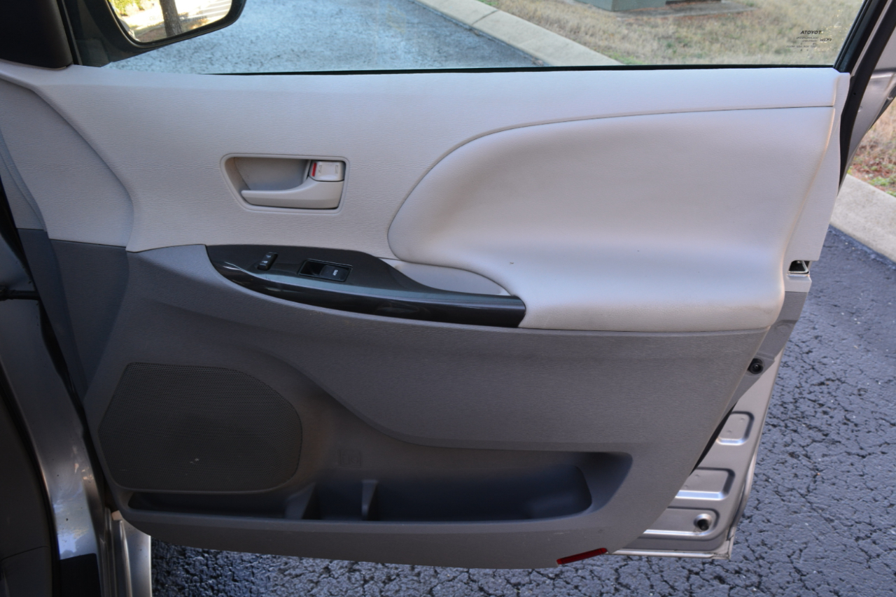 Toyota Sienna LE FWD 8-Passenger V6 2013