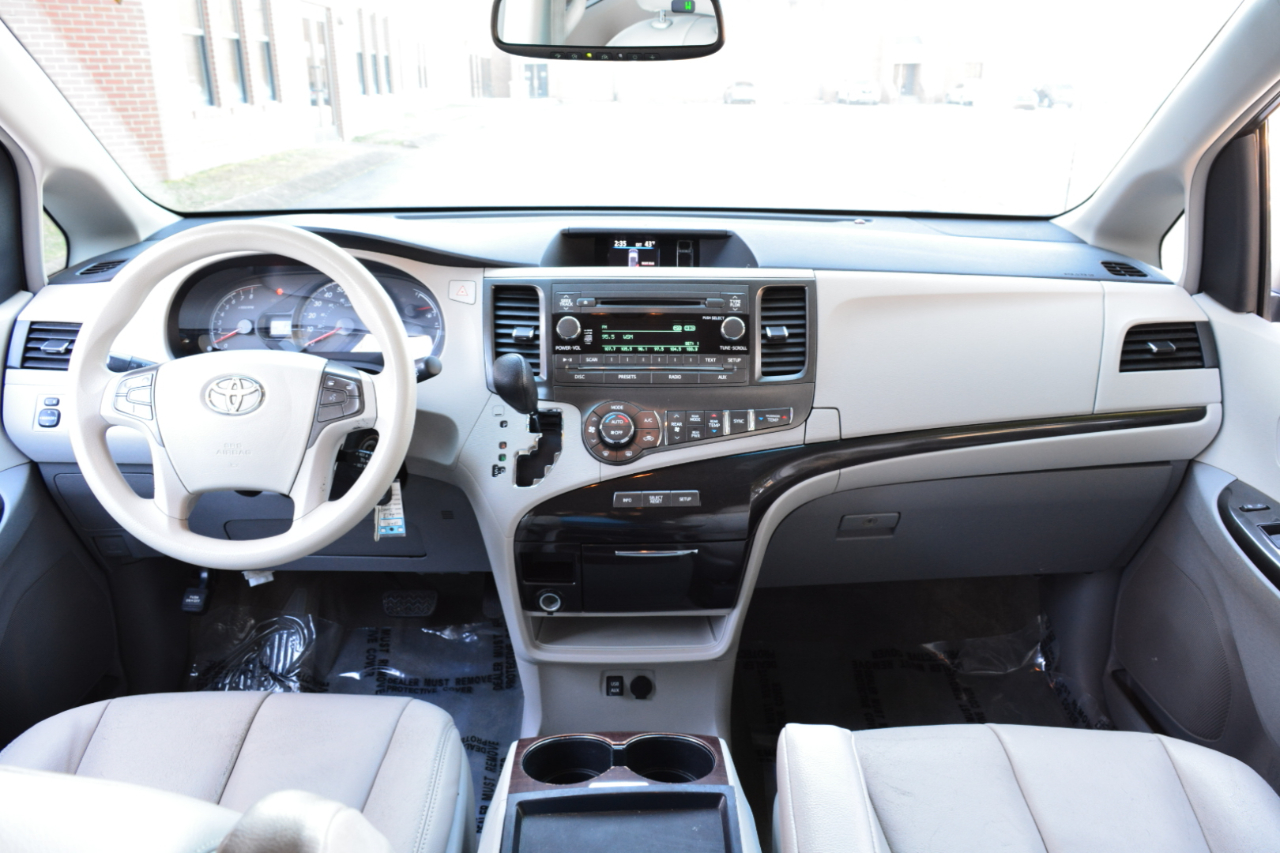 Toyota Sienna LE FWD 8-Passenger V6 2013