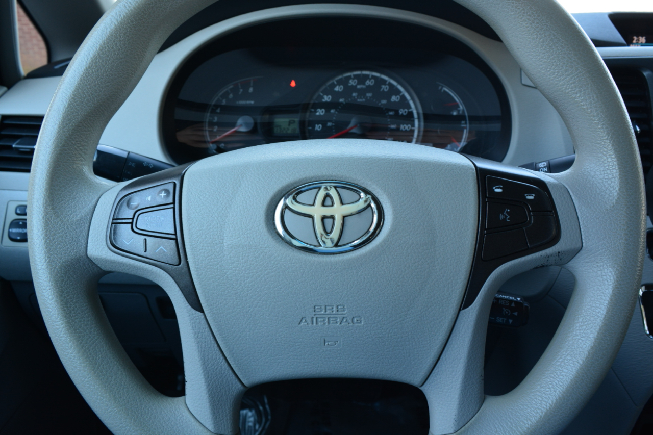 Toyota Sienna LE FWD 8-Passenger V6 2013