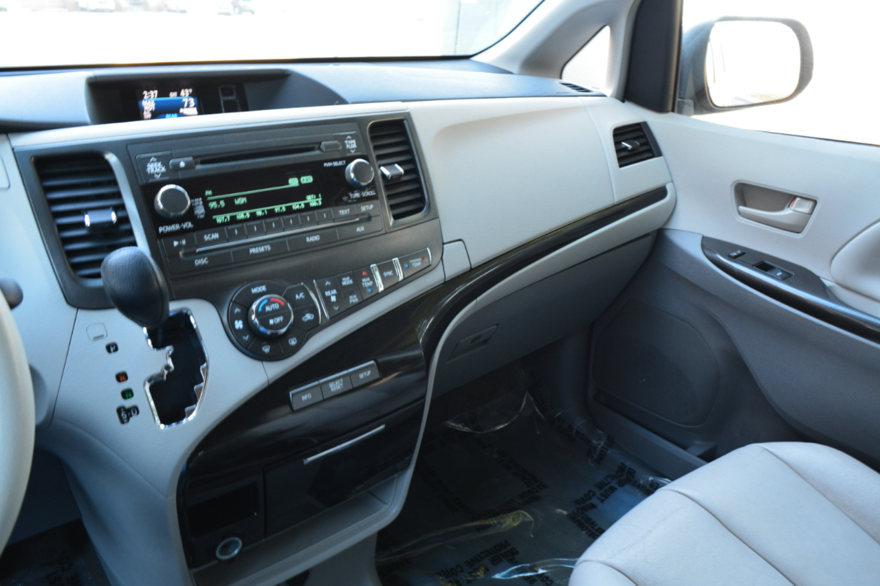 Toyota Sienna LE FWD 8-Passenger V6 2013