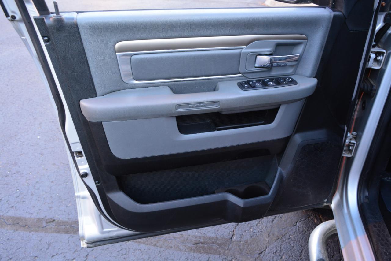 RAM 1500 SLT Crew Cab SWB 4WD 2016