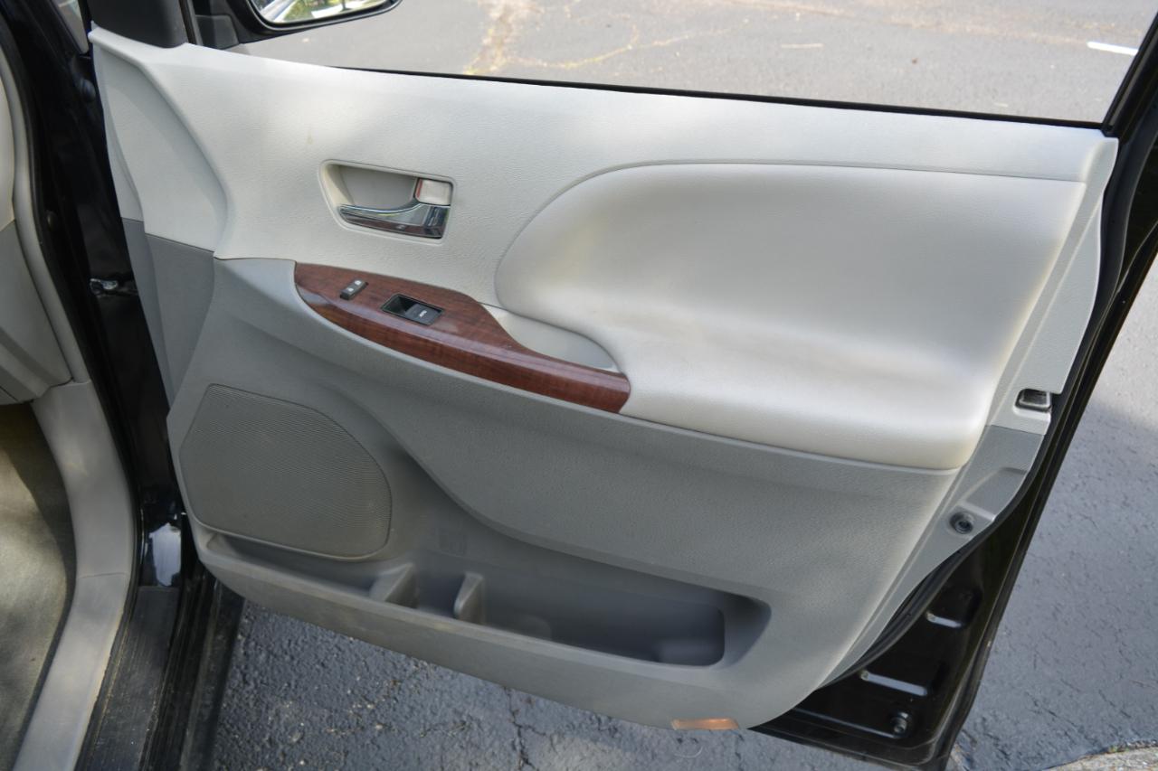 Toyota Sienna Limited AWD 7-Passenger V6 2014