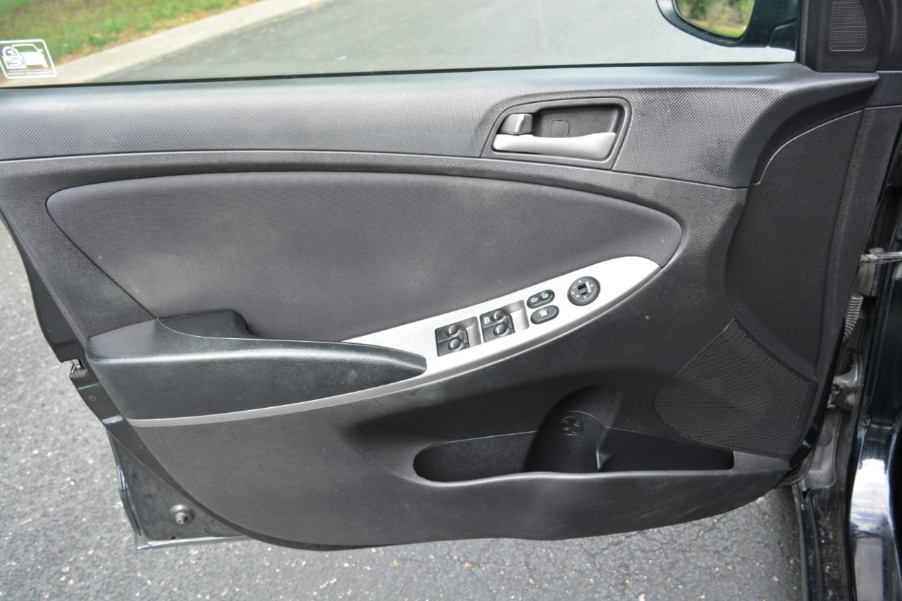 Hyundai Accent SE 5-Door 6A 2017