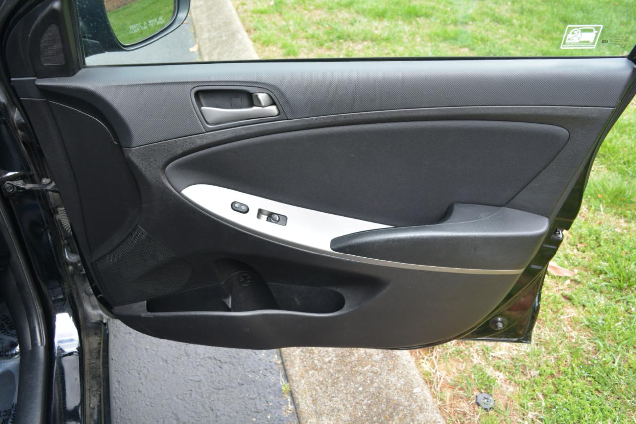 Hyundai Accent SE 5-Door 6A 2017