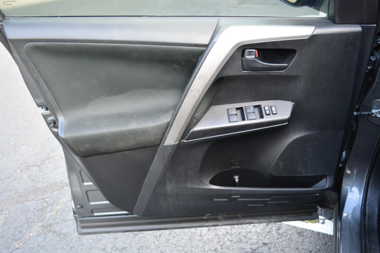 Toyota RAV4 LE FWD 2018