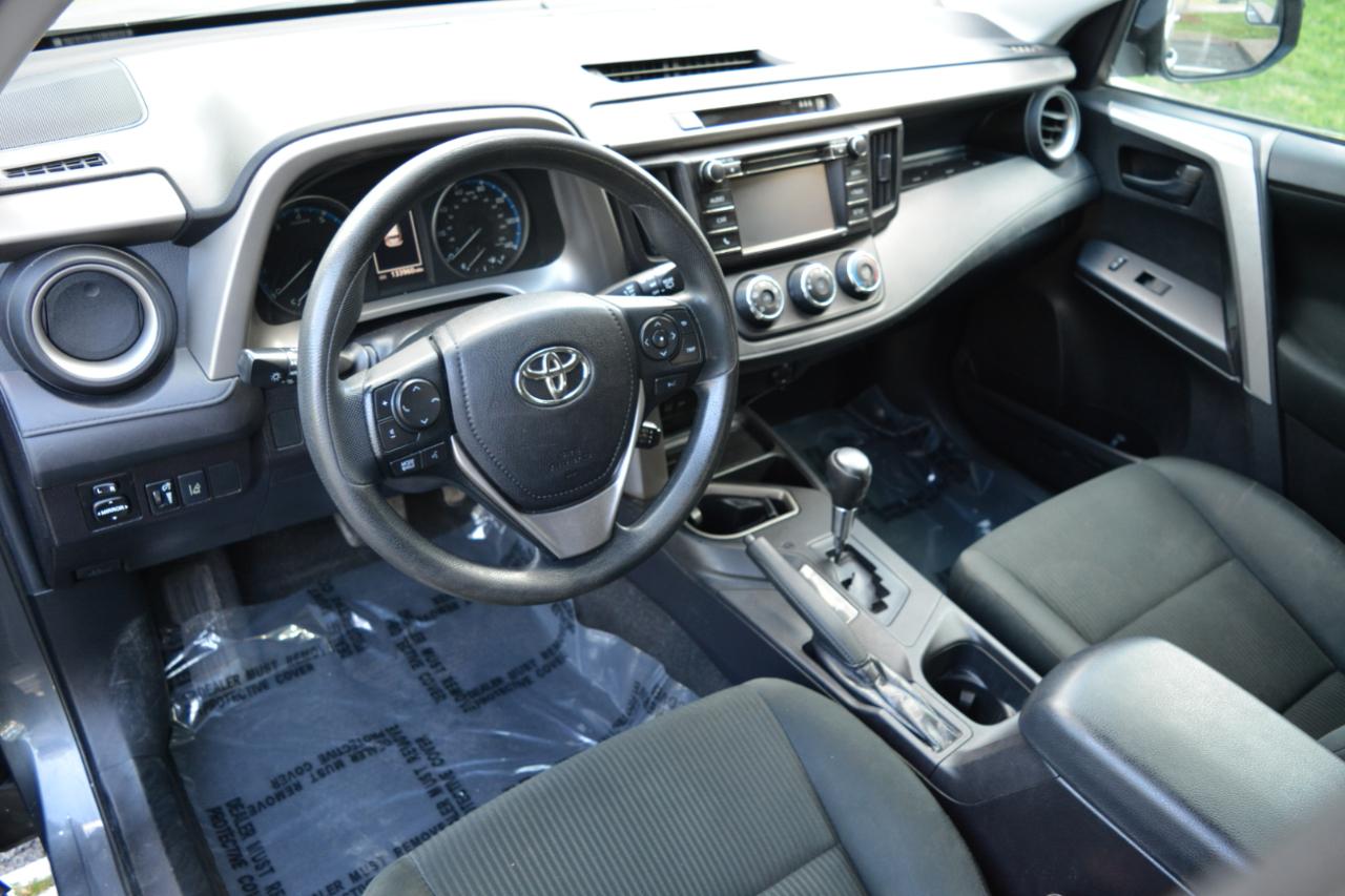 Toyota RAV4 LE FWD 2018