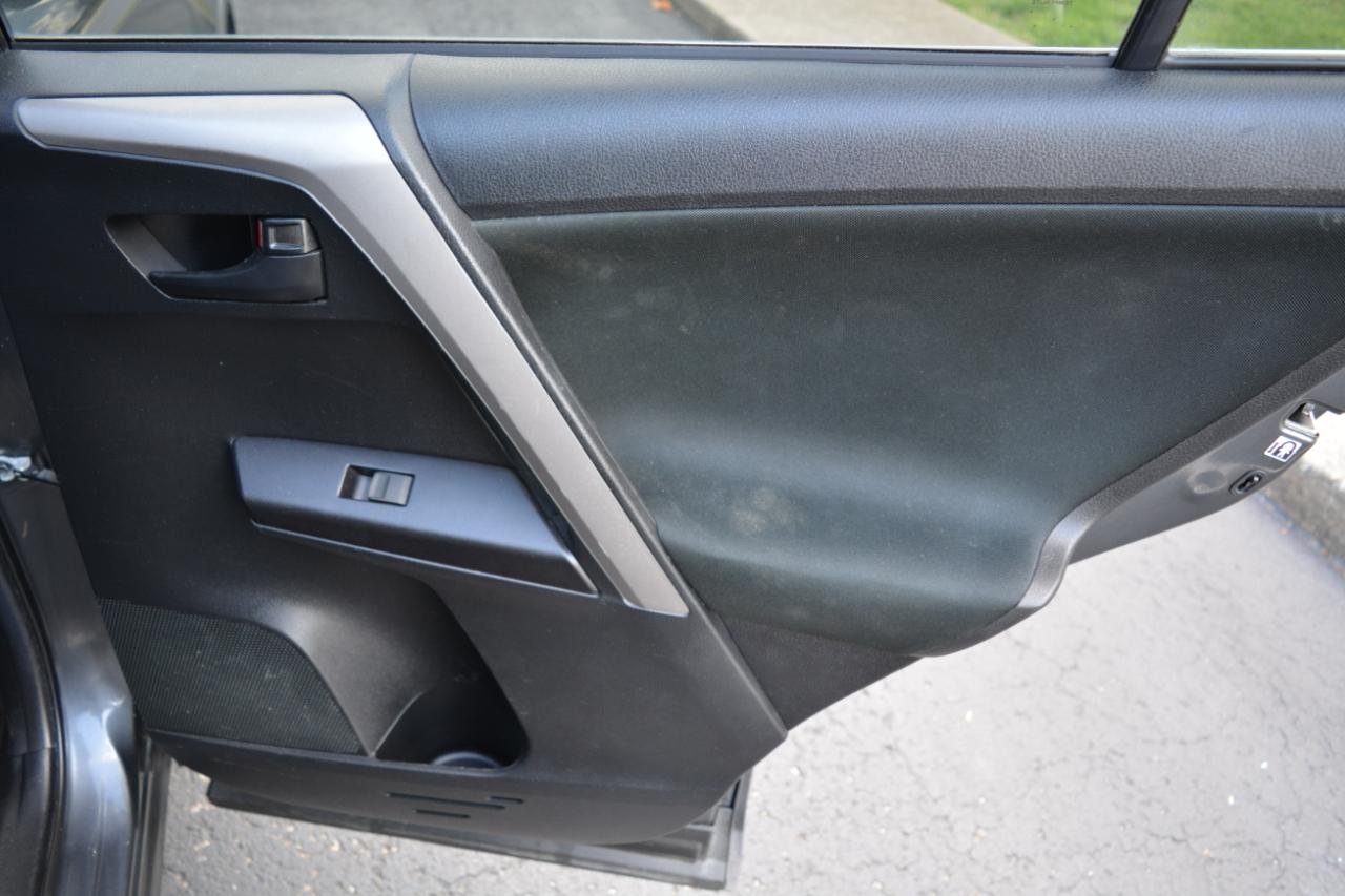 Toyota RAV4 LE FWD 2018