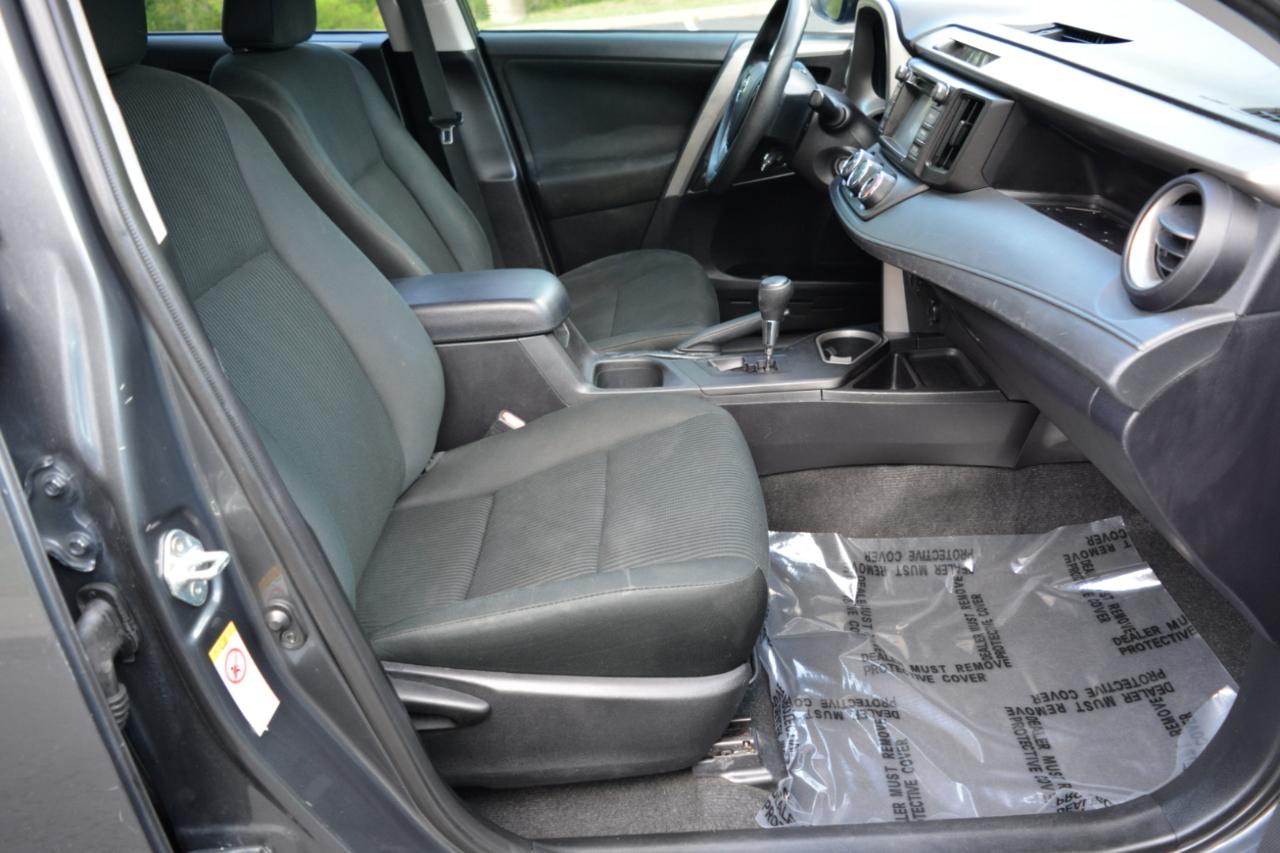 Toyota RAV4 LE FWD 2018