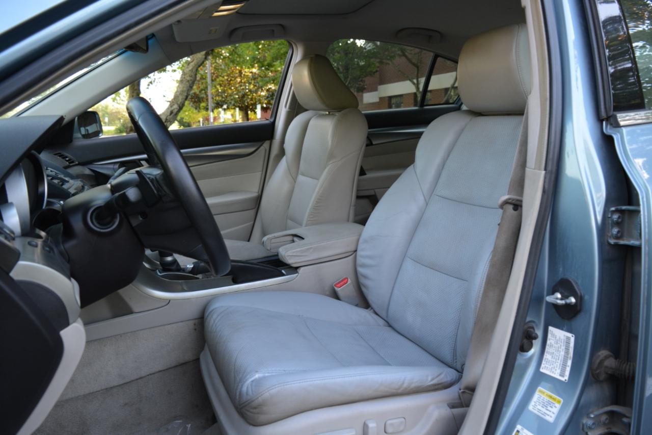 Acura TL 5-Speed AT with Tech Package 2009