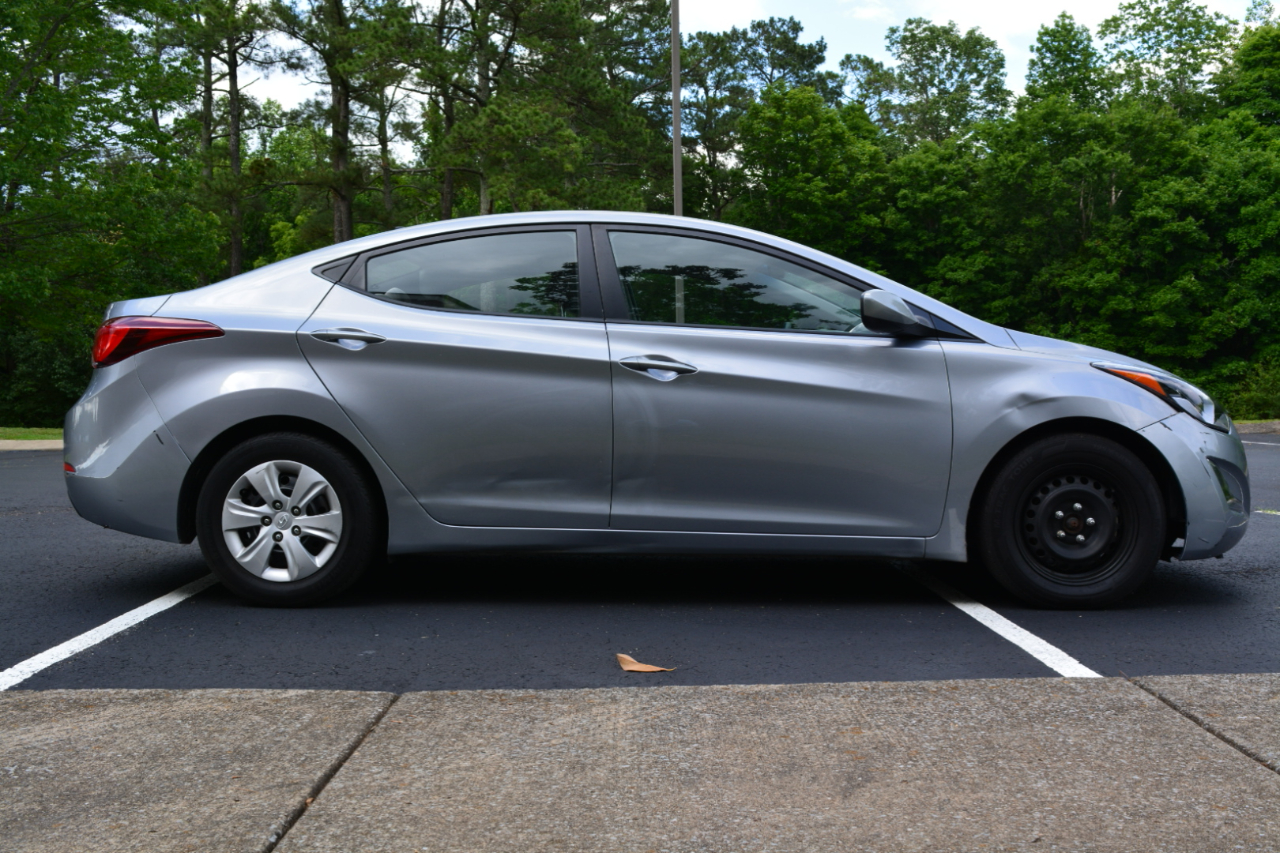 Hyundai Elantra SE 6AT 2016