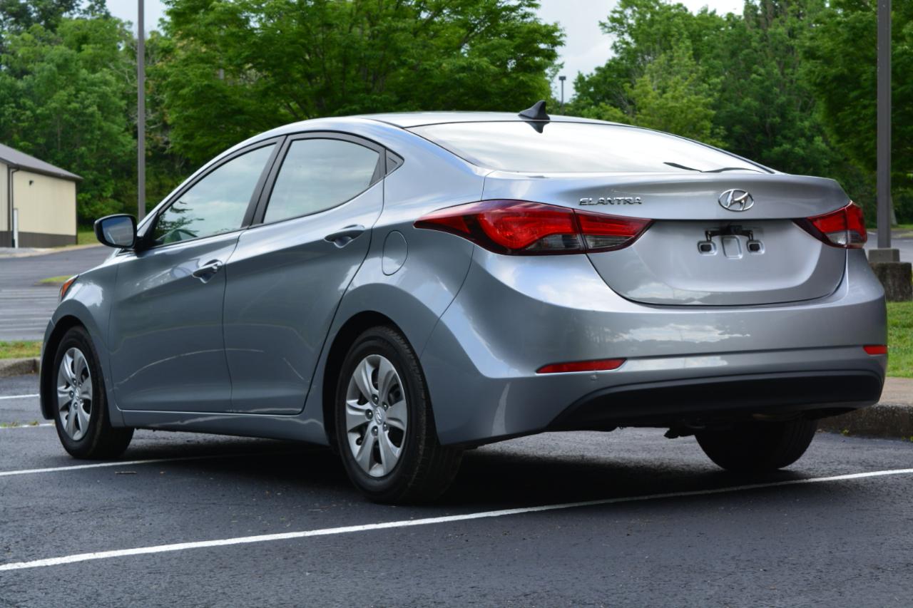Hyundai Elantra SE 6AT 2016