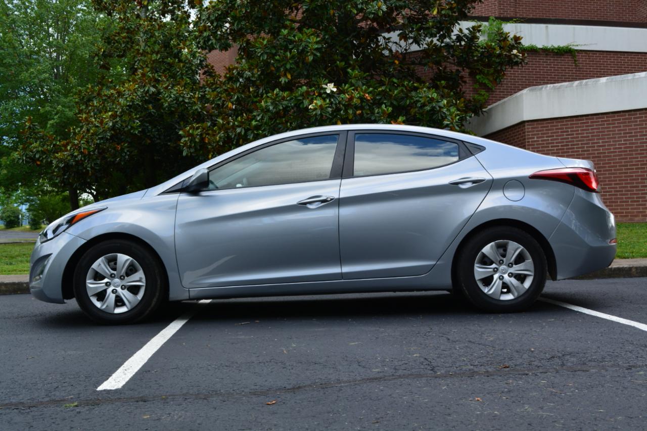 Hyundai Elantra SE 6AT 2016