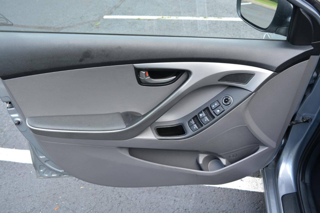 Hyundai Elantra SE 6AT 2016