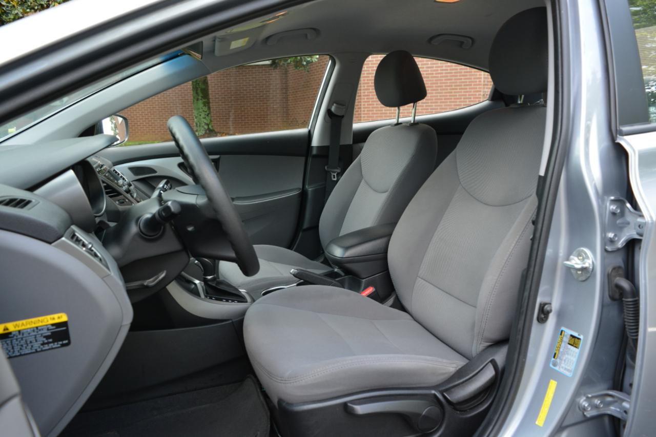 Hyundai Elantra SE 6AT 2016