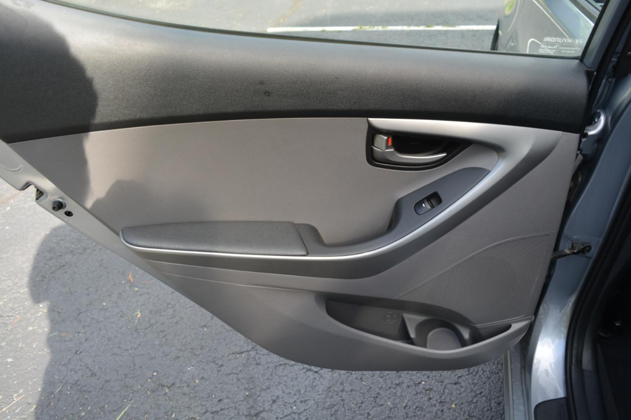 Hyundai Elantra SE 6AT 2016