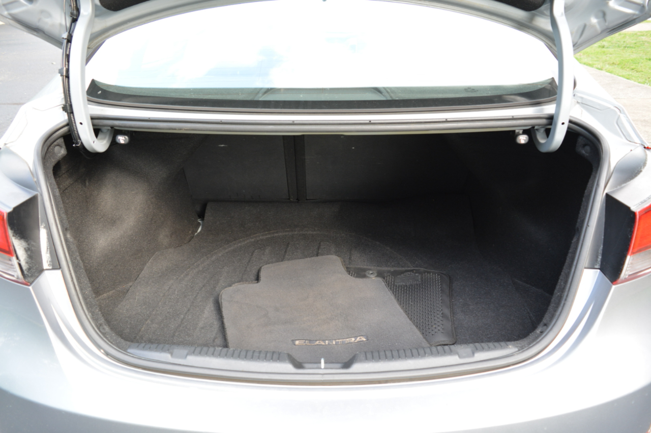 Hyundai Elantra SE 6AT 2016