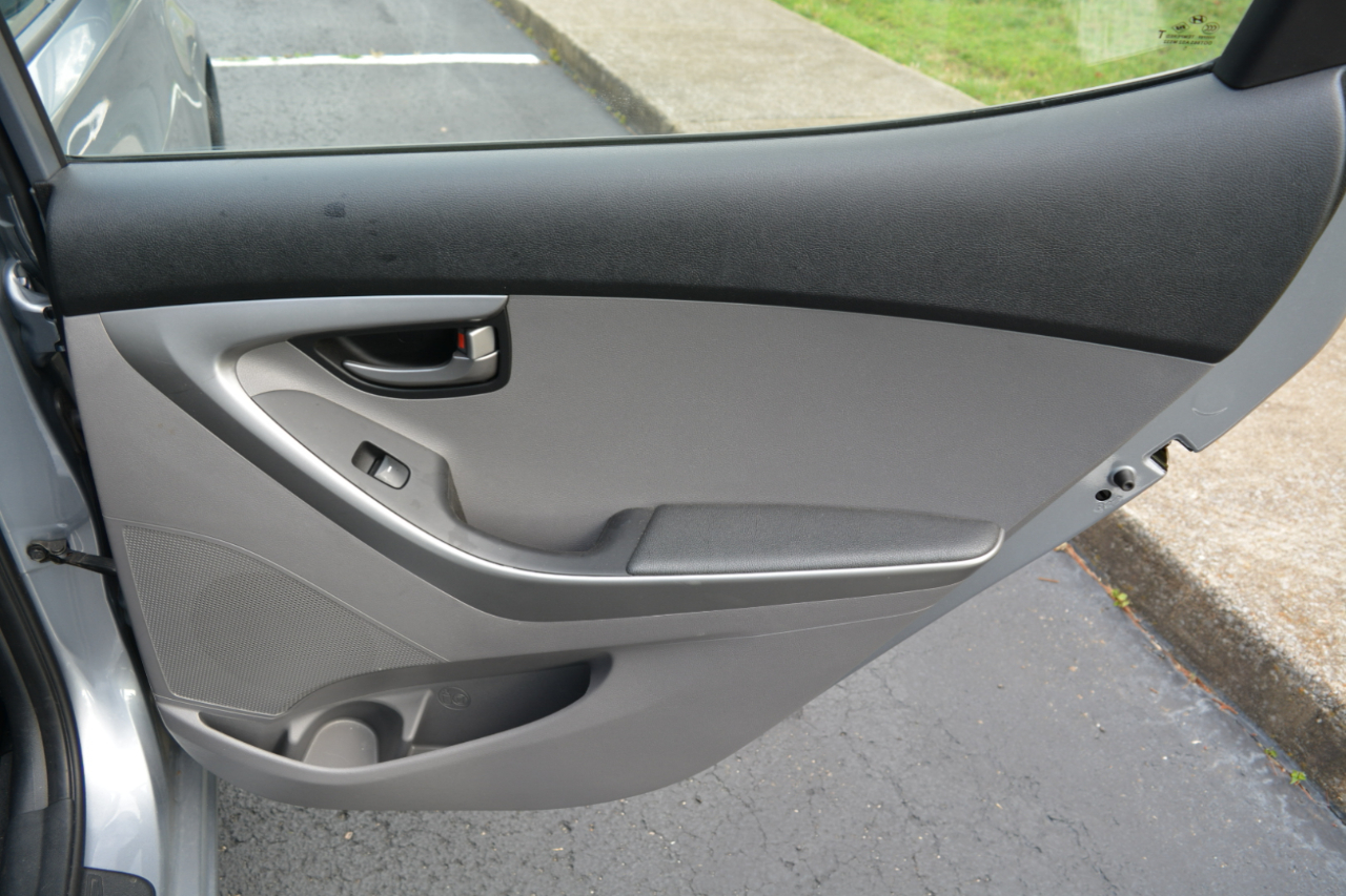 Hyundai Elantra SE 6AT 2016