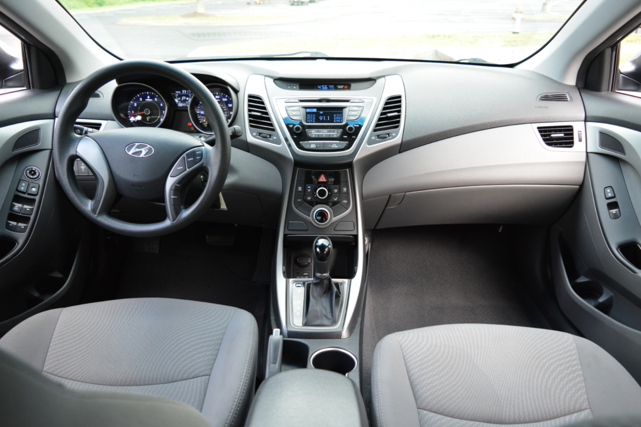 Hyundai Elantra SE 6AT 2016