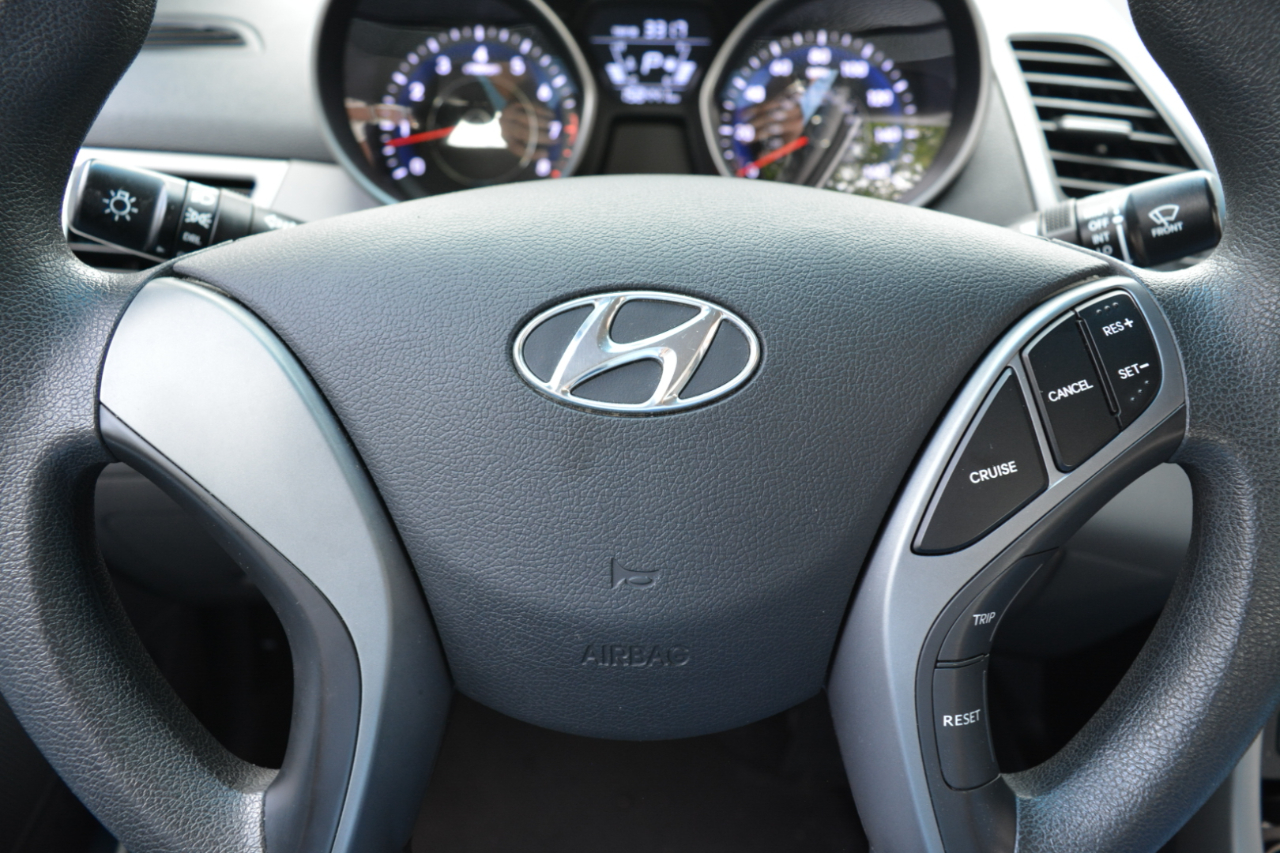 Hyundai Elantra SE 6AT 2016