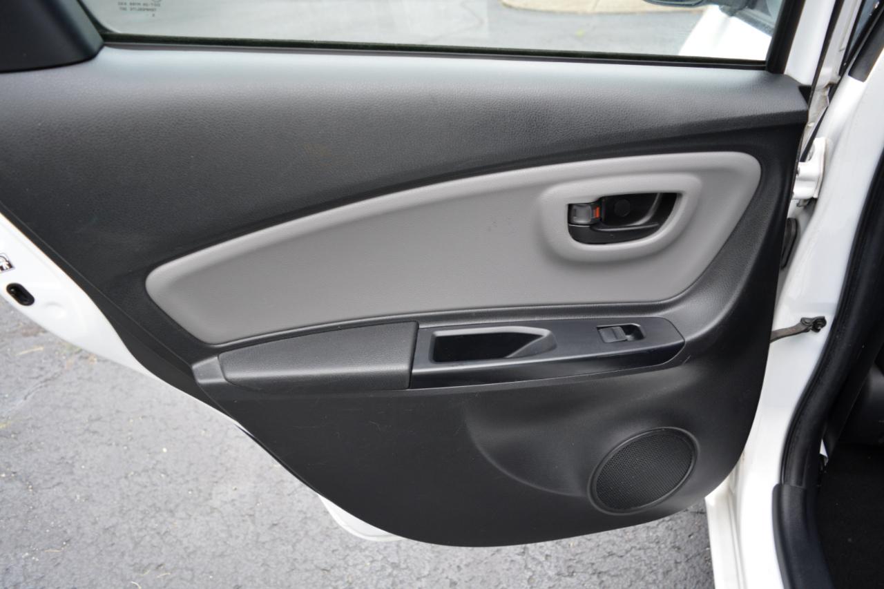Toyota Yaris LE 5-Door AT 2016