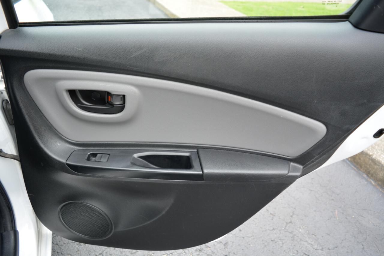 Toyota Yaris LE 5-Door AT 2016