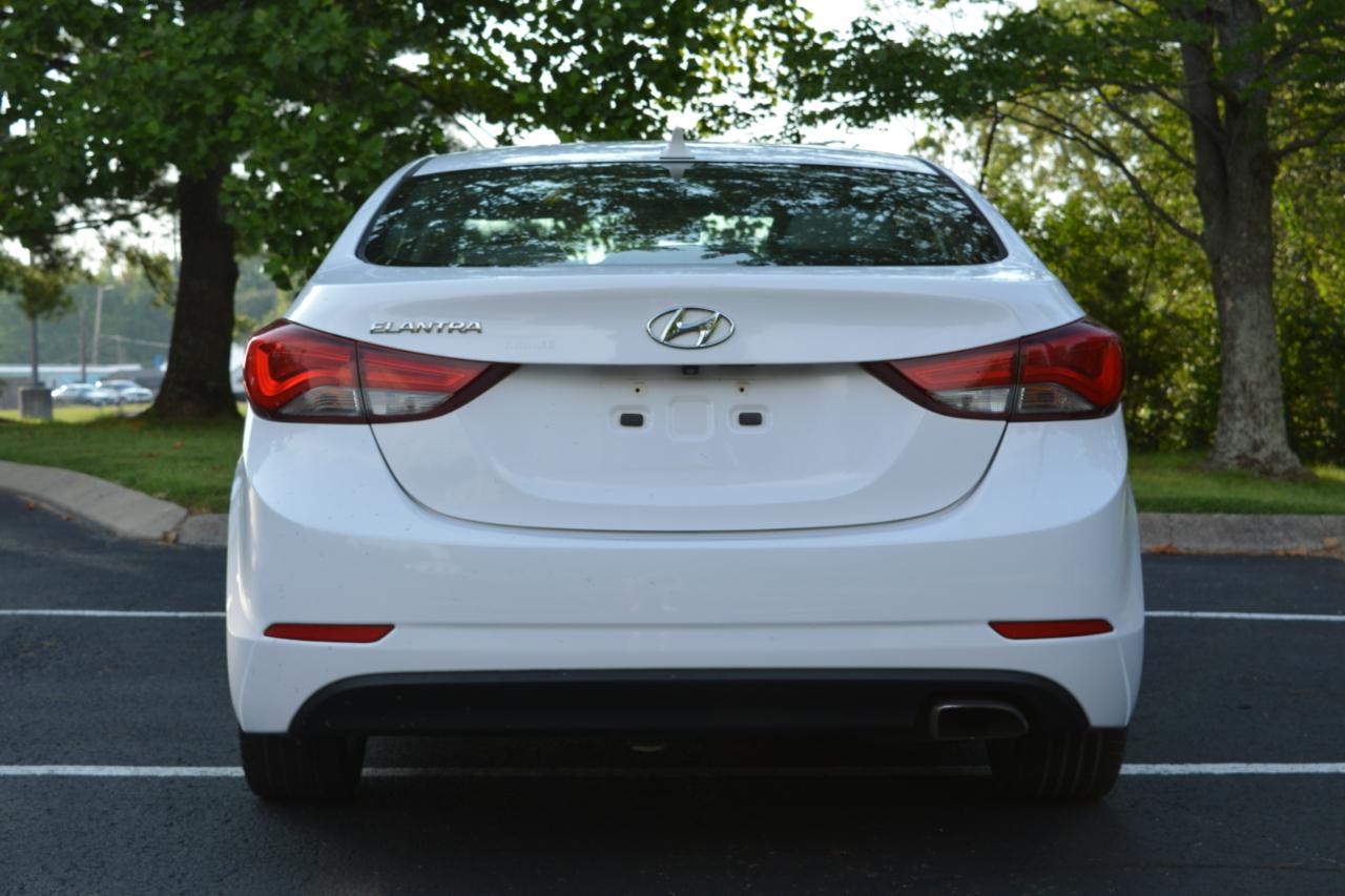 Hyundai Elantra SE 6AT 2015