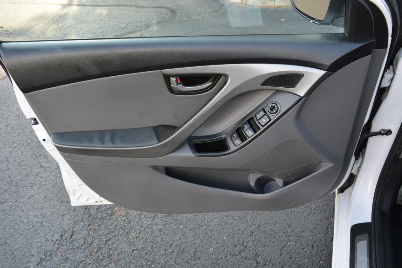 Hyundai Elantra SE 6AT 2015