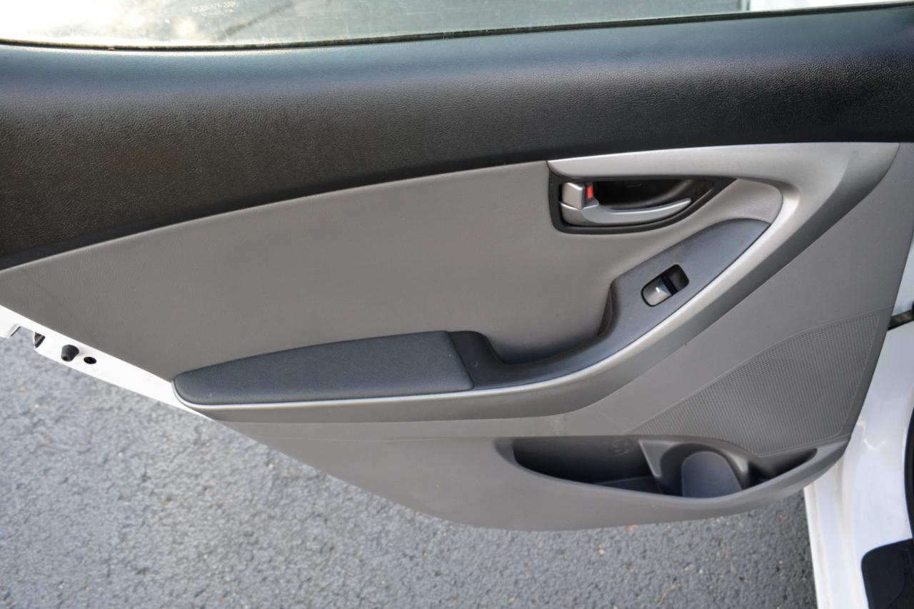 Hyundai Elantra SE 6AT 2015