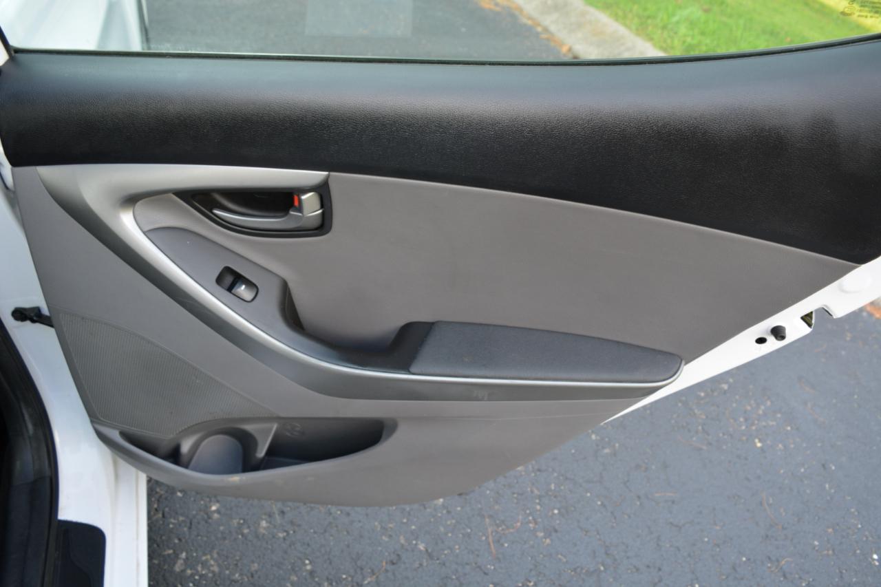 Hyundai Elantra SE 6AT 2015