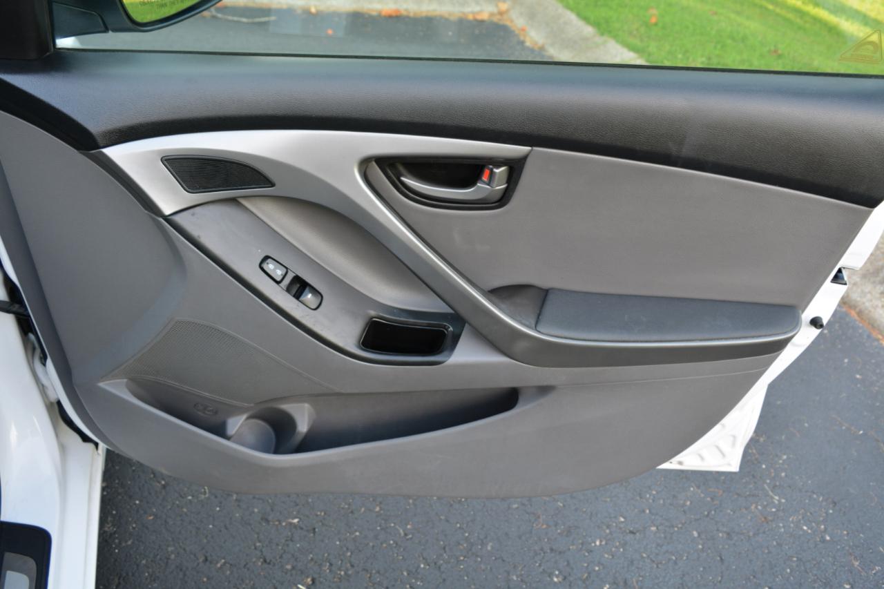 Hyundai Elantra SE 6AT 2015