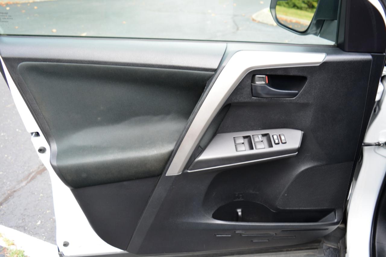 Toyota RAV4 LE FWD 2016