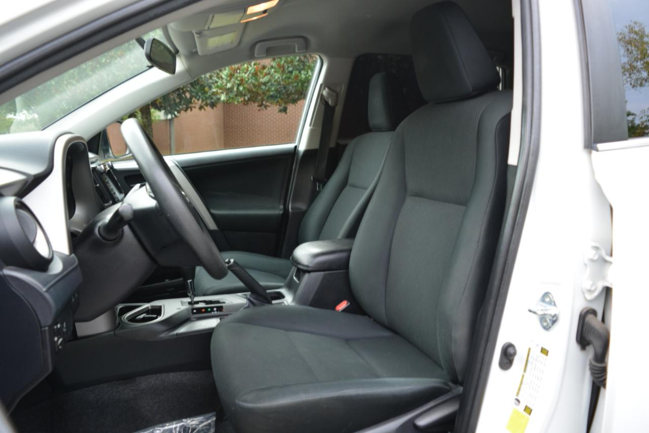 Toyota RAV4 LE FWD 2016