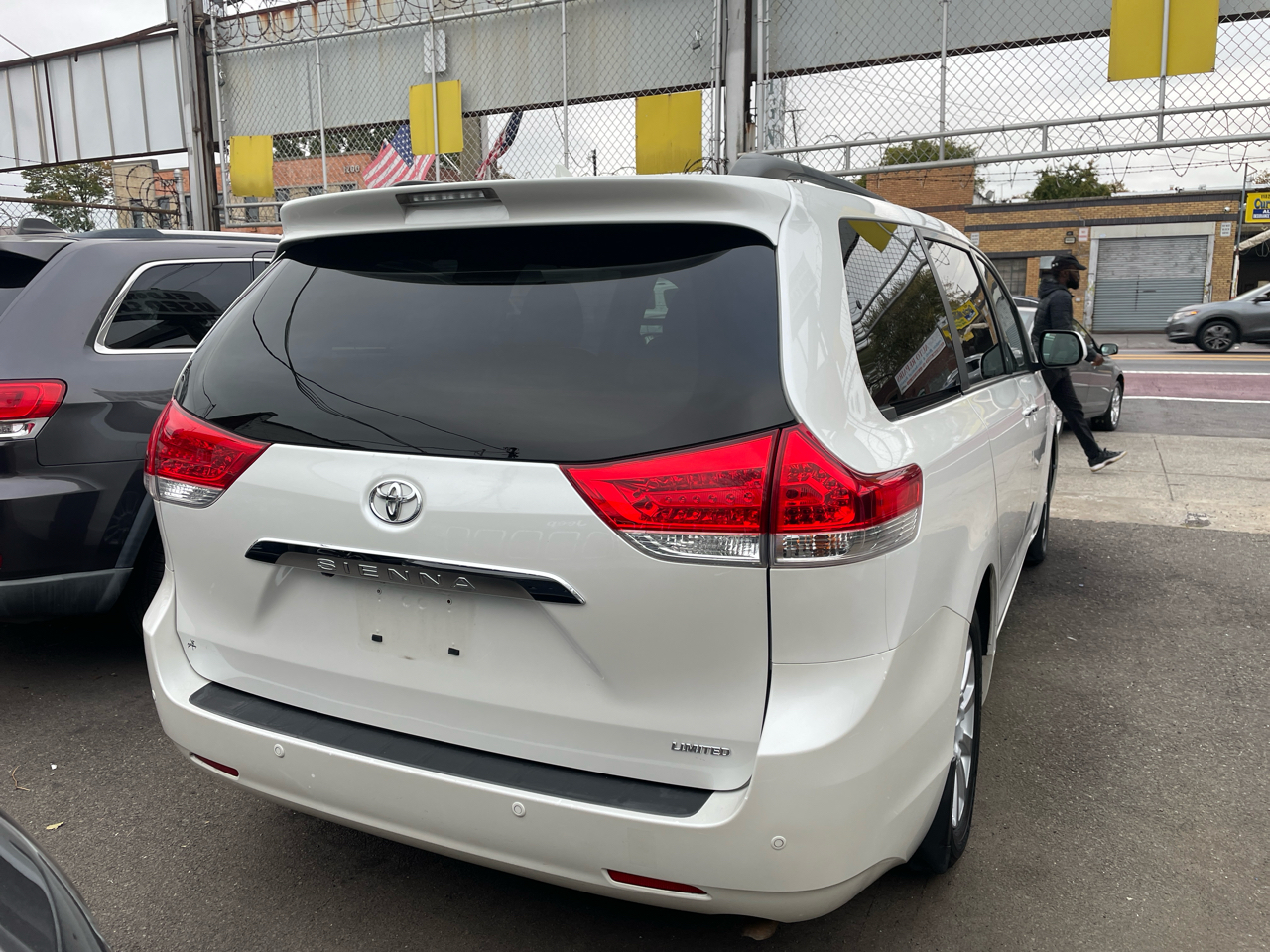 Toyota Sienna Limited FWD 7-Passsenger V6 2012 Toyota Sienna Limited FWD 7-Passsenger V6 2012