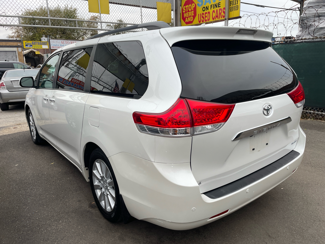 Toyota Sienna Limited FWD 7-Passsenger V6 2012 Toyota Sienna Limited FWD 7-Passsenger V6 2012