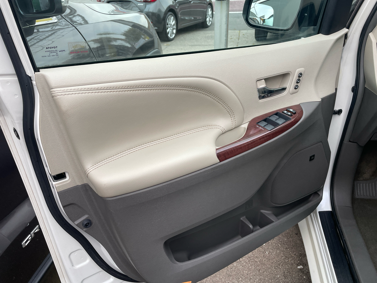 Toyota Sienna Limited FWD 7-Passsenger V6 2012 Toyota Sienna Limited FWD 7-Passsenger V6 2012