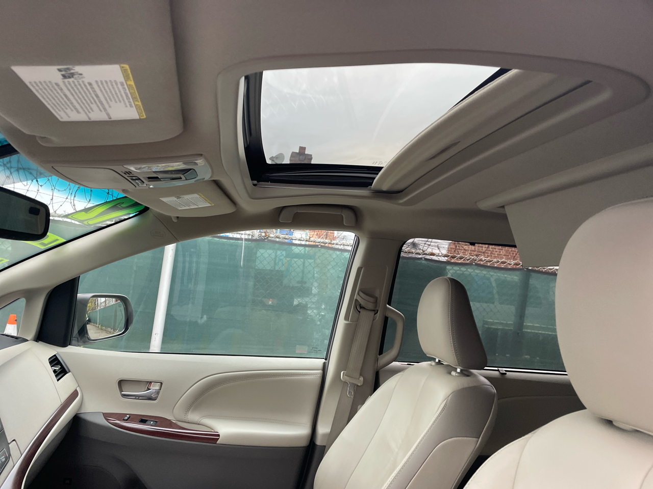 Toyota Sienna Limited FWD 7-Passsenger V6 2012 Toyota Sienna Limited FWD 7-Passsenger V6 2012