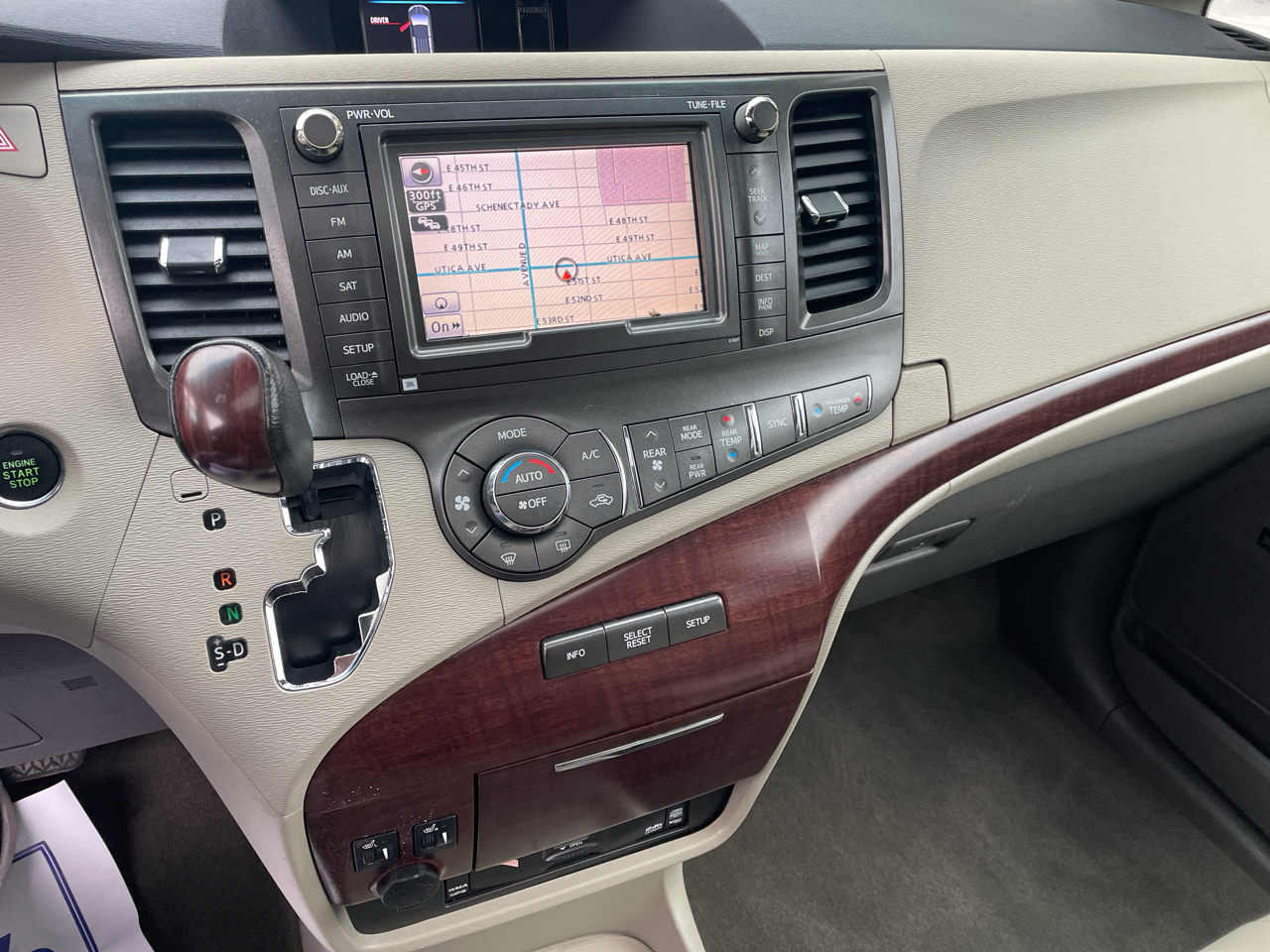 Toyota Sienna Limited FWD 7-Passsenger V6 2012 Toyota Sienna Limited FWD 7-Passsenger V6 2012