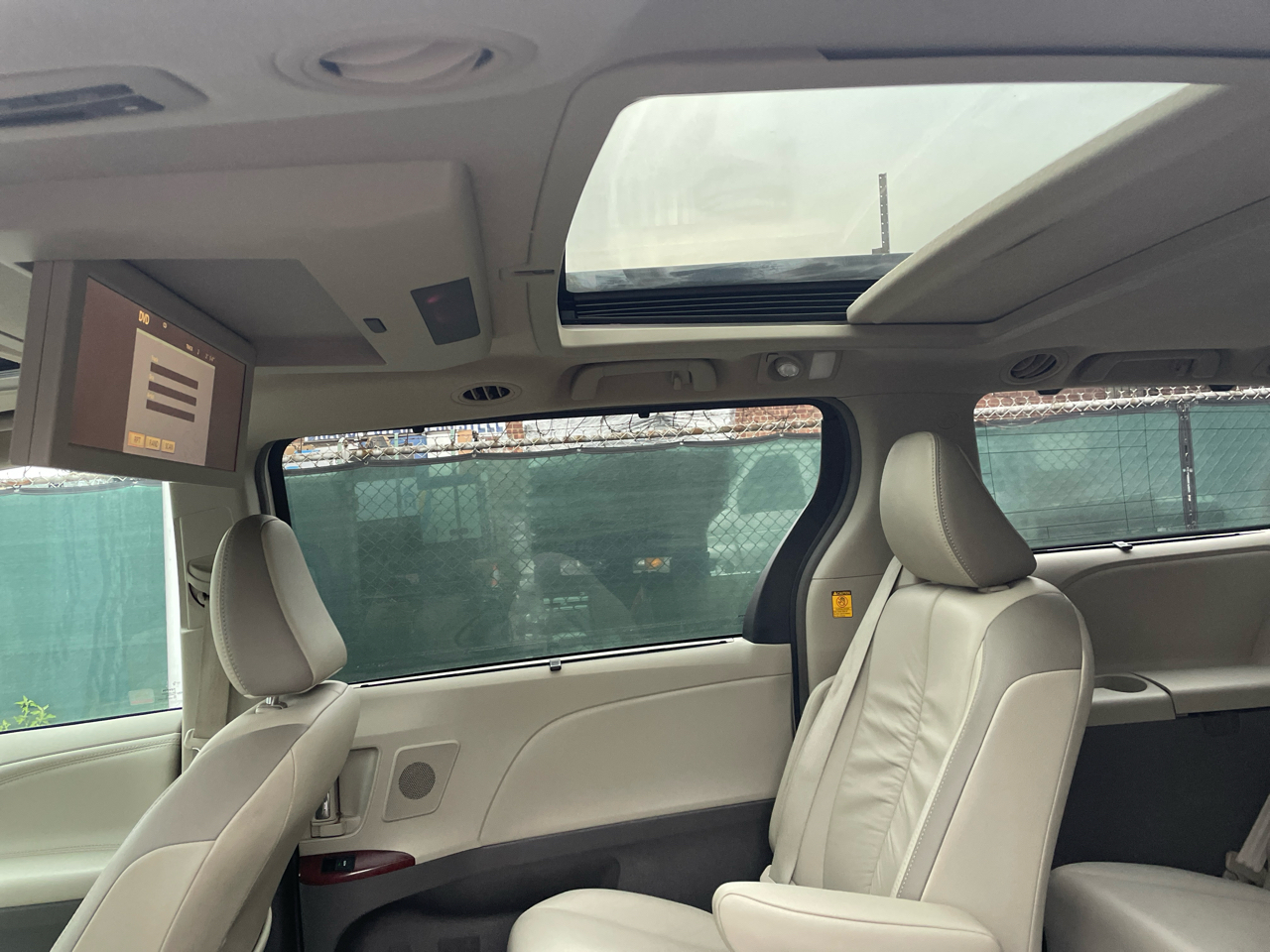 Toyota Sienna Limited FWD 7-Passsenger V6 2012 Toyota Sienna Limited FWD 7-Passsenger V6 2012