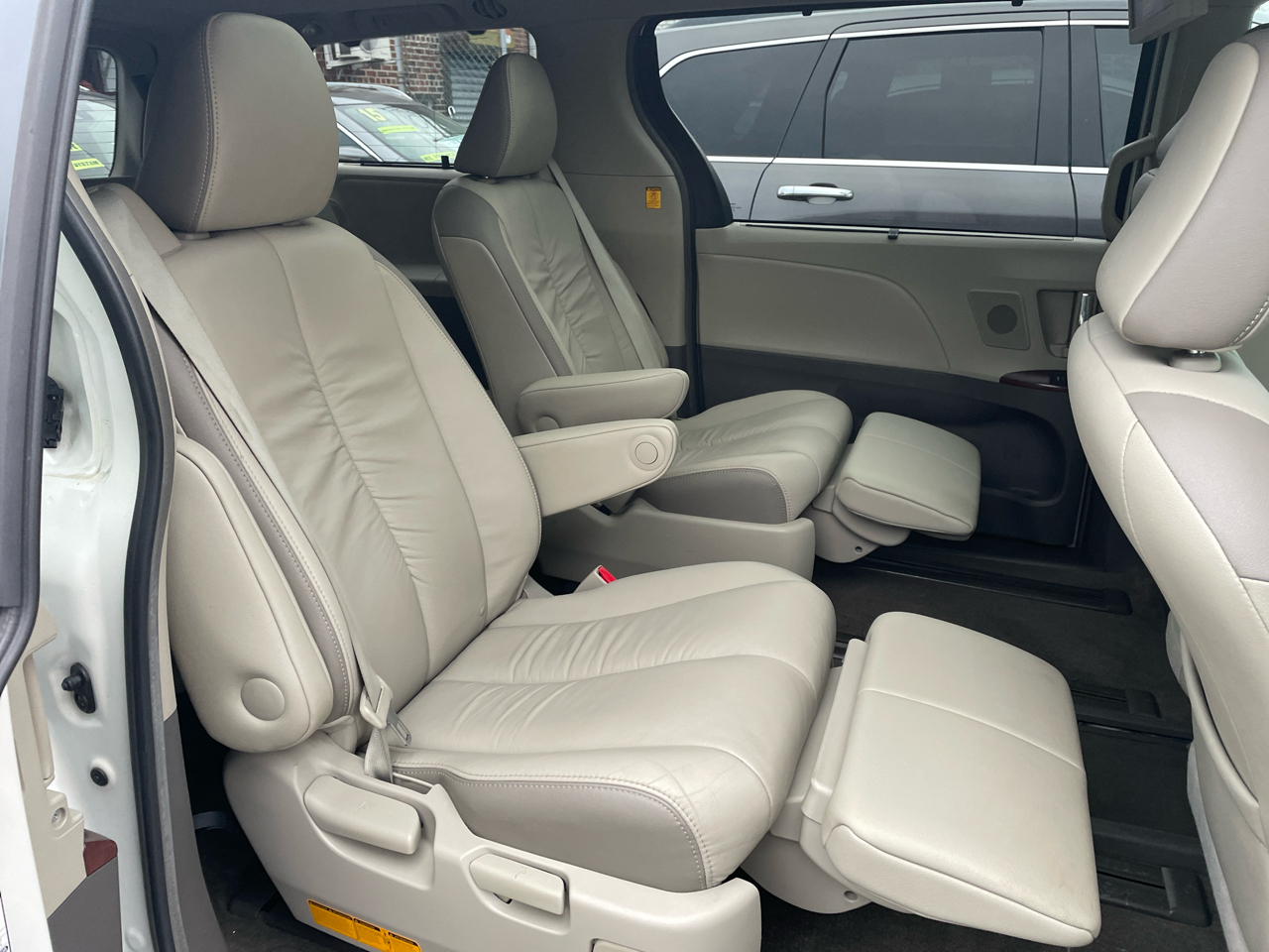 Toyota Sienna Limited FWD 7-Passsenger V6 2012 Toyota Sienna Limited FWD 7-Passsenger V6 2012