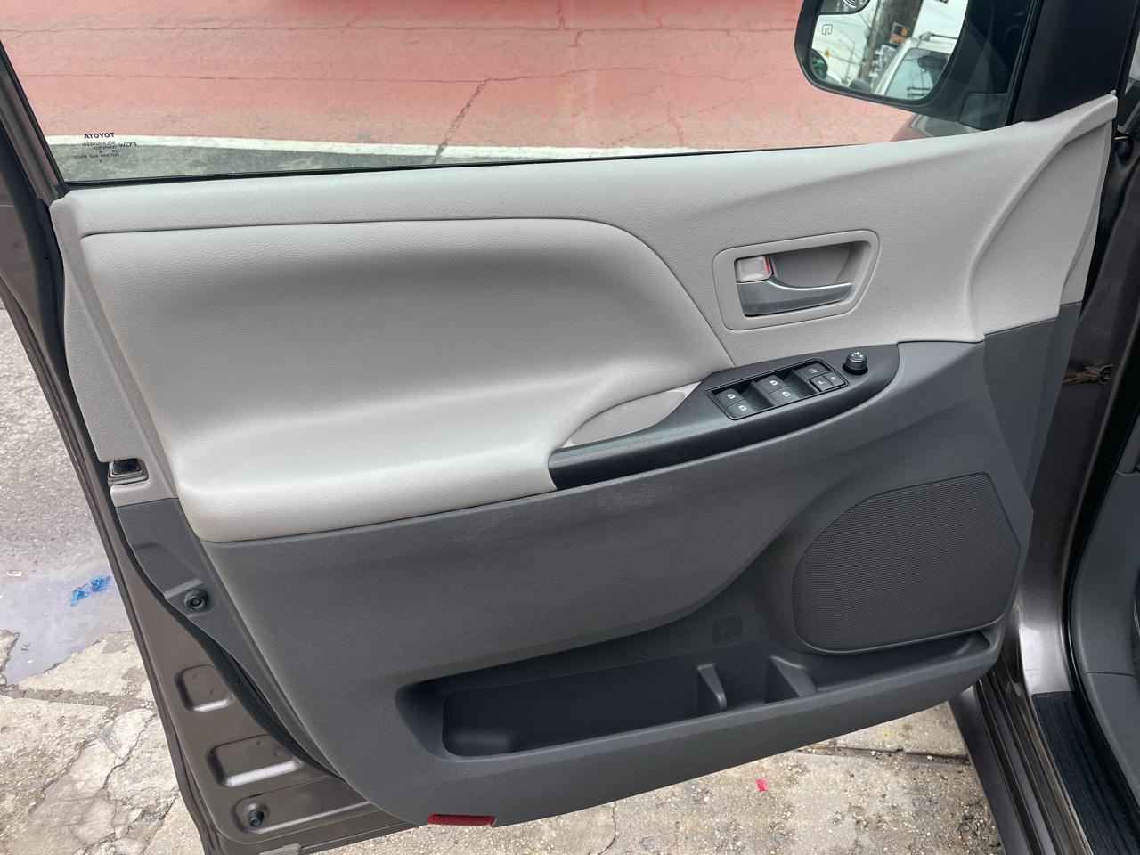 Toyota Sienna LE FWD 8-Passenger V6 2016