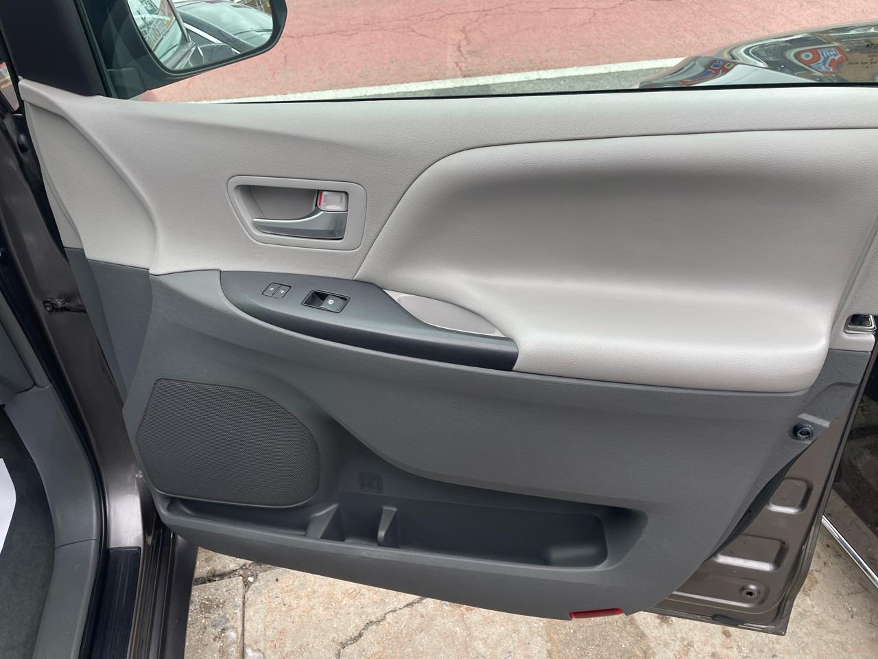 Toyota Sienna LE FWD 8-Passenger V6 2016