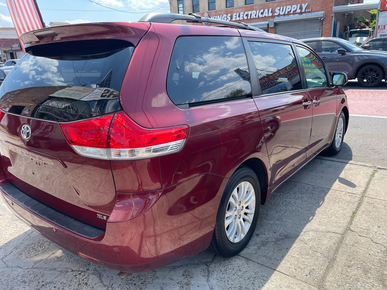 Toyota Sienna XLE FWD 8-Passenger V6 2013