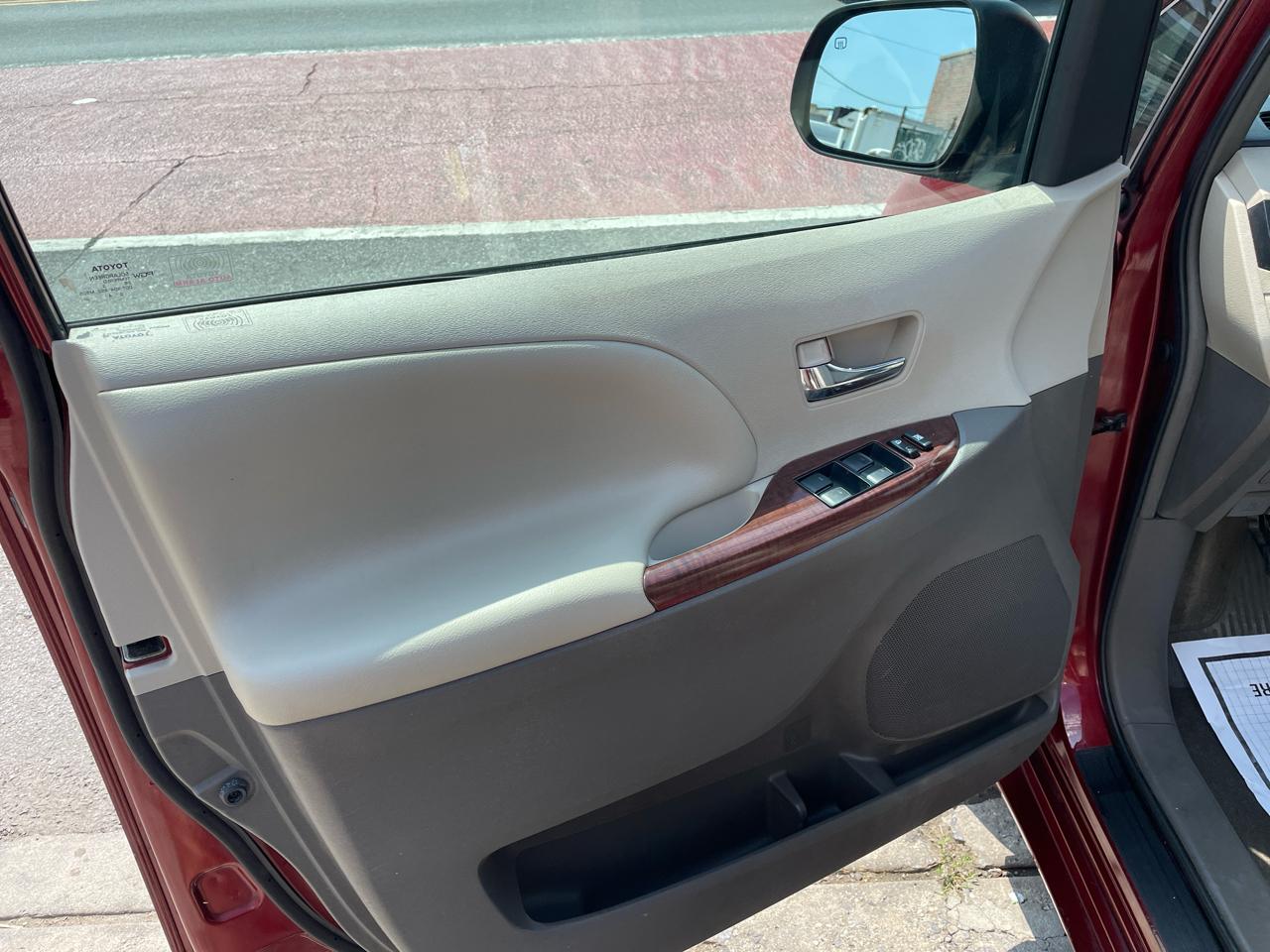 Toyota Sienna XLE FWD 8-Passenger V6 2013