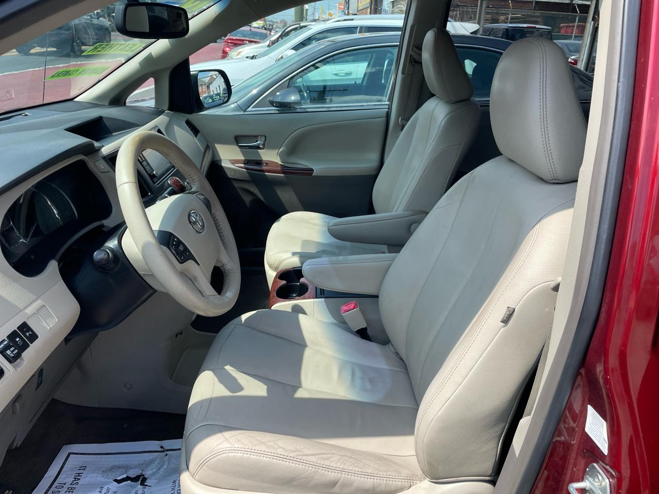 Toyota Sienna XLE FWD 8-Passenger V6 2013